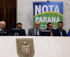 Ganhadores receberam os cheques durante sessão solene promovida pelos deputados paranaenses em reconhecimento ao programa de cidadania fiscal do Estado