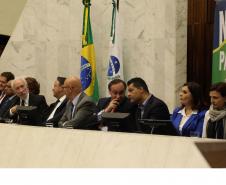 Ganhadores receberam os cheques durante sessão solene promovida pelos deputados paranaenses em reconhecimento ao programa de cidadania fiscal do Estado