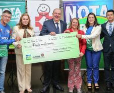 Premiados de setembro recebem cheque do Nota Paraná