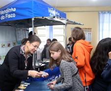 Educação fiscal em escolas ensina crianças sobre valor do imposto