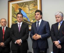 O governador Beto Richa anunciou que aplicará nos municípios paranaenses menos desenvolvidos os R$ 110 milhões devolvidos pela Assembleia Legislativa aos cofres do Estado. Os recursos são resultado da economia feita com a reorganização administrativa promovida pelo legislativo ao longo do ano. Um cheque simbólico com o valor foi entregue nesta quarta-feira (19/12) ao governador pelo presidente da Casa, deputado Valdir Rossoni. 