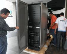 O segundo rack de Appliance Data Warehouse (DW), que ampliará a capacidade de armazenamento e de processamento do ambiente de DW da Secretaria de Estado da Fazenda (SEFA), será ativado na próxima semana. O equipamento, instalado no Datacenter da secretaria, custou R$ 1,9 milhão e foi adquirido, por meio de aditivo ao contrato 005/2012-CRE, da Maxtera, mesma empresa que forneceu o “supercomputador”, aplliance de DW Teradata 2690, entregue no final de abril de 2012, que custou R$ 9,6 milhões. 