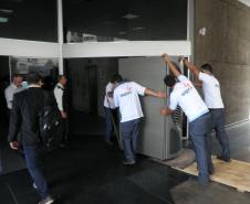 O segundo rack de Appliance Data Warehouse (DW), que ampliará a capacidade de armazenamento e de processamento do ambiente de DW da Secretaria de Estado da Fazenda (SEFA), será ativado na próxima semana. O equipamento, instalado no Datacenter da secretaria, custou R$ 1,9 milhão e foi adquirido, por meio de aditivo ao contrato 005/2012-CRE, da Maxtera, mesma empresa que forneceu o “supercomputador”, aplliance de DW Teradata 2690, entregue no final de abril de 2012, que custou R$ 9,6 milhões. 