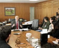 Nos quatro primeiros meses deste ano, o Paraná arrecadou R$ 10,31 bilhões, com aumento nominal de 13,79% sobre a receita de R$ 9,06 bilhões de igual período de 2012. A despesa, porém, com crescimento de 20,60% sobre os R$ 8,63 bilhões do primeiro quadrimestre do ano passado, chegou a R$ 10,41 bilhões. Para o secretário da Fazenda, Luiz Carlos Hauly, o governo ajustará as contas até o final do ano. “Vamos cumprir o Orçamento”, assegurou. 