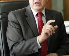 Nos quatro primeiros meses deste ano, o Paraná arrecadou R$ 10,31 bilhões, com aumento nominal de 13,79% sobre a receita de R$ 9,06 bilhões de igual período de 2012. A despesa, porém, com crescimento de 20,60% sobre os R$ 8,63 bilhões do primeiro quadrimestre do ano passado, chegou a R$ 10,41 bilhões. Para o secretário da Fazenda, Luiz Carlos Hauly, o governo ajustará as contas até o final do ano. “Vamos cumprir o Orçamento”, assegurou. 
