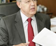 Nos quatro primeiros meses deste ano, o Paraná arrecadou R$ 10,31 bilhões, com aumento nominal de 13,79% sobre a receita de R$ 9,06 bilhões de igual período de 2012. A despesa, porém, com crescimento de 20,60% sobre os R$ 8,63 bilhões do primeiro quadrimestre do ano passado, chegou a R$ 10,41 bilhões. Para o secretário da Fazenda, Luiz Carlos Hauly, o governo ajustará as contas até o final do ano. “Vamos cumprir o Orçamento”, assegurou. 
