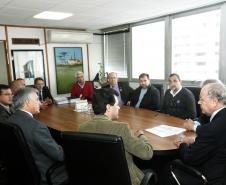A aquisição de soluções – equipamentos, serviços e capacitação técnica – na área de Tecnologia da Informação (TI) faz parte do plano de modernização deste setor na Secretaria da Fazenda e no Governo do Paraná. O contrato, no valor de R$ 17 milhões, foi assinado nesta quarta-feira (29) pelo secretário da Fazenda, Luiz Carlos Hauly, e os fornecedores da Oracle. 