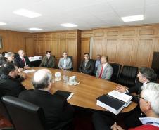 A aquisição de soluções – equipamentos, serviços e capacitação técnica – na área de Tecnologia da Informação (TI) faz parte do plano de modernização deste setor na Secretaria da Fazenda e no Governo do Paraná. O contrato, no valor de R$ 17 milhões, foi assinado nesta quarta-feira (29) pelo secretário da Fazenda, Luiz Carlos Hauly, e os fornecedores da Oracle. 