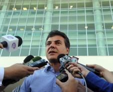 O governador Beto Richa assinou nesta terça-feira (11/06) o decreto que regulamenta a lei que isenta do Imposto sobre Circulação de Mercadorias e Serviços (ICMS) o óleo diesel usado no transporte coletivo de 21 municípios paranaenses e determina que o benefício seja repassado aos usuários. A medida se aplica para serviços públicos com integração metropolitana física e tarifária e para o transporte urbano de passageiros em cidade com mais de 140 mil habitantes. 