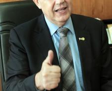 O governador Beto Richa assinou nesta terça-feira (11/06) o decreto que regulamenta a lei que isenta do Imposto sobre Circulação de Mercadorias e Serviços (ICMS) o óleo diesel usado no transporte coletivo de 21 municípios paranaenses e determina que o benefício seja repassado aos usuários. A medida se aplica para serviços públicos com integração metropolitana física e tarifária e para o transporte urbano de passageiros em cidade com mais de 140 mil habitantes. 