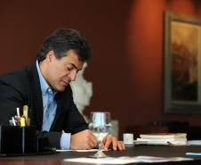 O governador Beto Richa assinou nesta terça-feira (11) o decreto número 8.354, regulamentando a Lei 17.579/13, que instituiu o Sistema de Gestão Integrada dos Recursos Financeiros do Estado do Paraná – Sigerfi Paraná. 