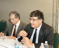 Ao participar no início da tarde desta quinta-feira (5) do XI Fórum de Qualidade e Tributação dos Combustíveis, realizado em Curitiba por iniciativa do Comitê Sul de Qualidade dos Combustíveis, o secretário de Estado da Fazenda, Luiz Carlos Hauly, disse que há empresários que se valem de manobras perversas para não pagar tributos, os chamados sonegadores contumazes, que destroem a concorrência no setor.