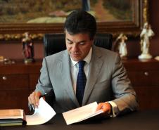 A Assembleia Legislativa aprovou nesta terça-feira (03/09), em primeira discussão, a mensagem do governador Beto Richa que cria a Lei Geral da Micro e Pequena Empresa Estadual. A medida garante uma série de benefícios para pequenos empreendedores, como linhas de crédito especiais, com juros reduzidos, e tratamento diferenciado em compras públicas. 