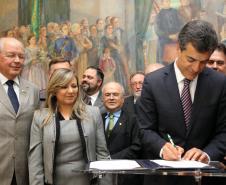 O governador Beto Richa deu posse nesta segunda-feira (07/10) à advogada Jozelia Nogueira no cargo de secretária estadual da Fazenda. Jozélia, que estava na função de procuradora-geral do Estado, substitui Luiz Carlos Hauly, que passa a exercer o mandato de deputado federal. A solenidade de transmissão de cargo aconteceu no Salão de Atos, do Palácio Iguaçu. 