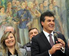 O governador Beto Richa deu posse nesta segunda-feira (07/10) à advogada Jozelia Nogueira no cargo de secretária estadual da Fazenda. Jozélia, que estava na função de procuradora-geral do Estado, substitui Luiz Carlos Hauly, que passa a exercer o mandato de deputado federal. A solenidade de transmissão de cargo aconteceu no Salão de Atos, do Palácio Iguaçu. 