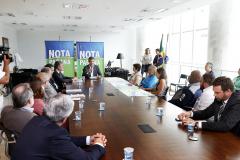 O governador Beto Richa entregou nesta terça-feira (20) os três maiores prêmios do 27º sorteio do Programa Nota Paraná. Dessa vez os bilhetes sorteados premiaram três mulheres: uma secretária de Engenheiro Beltrão, uma professora da rede pública estadual de Itaperuçu e uma médica de Curitiba. Elas receberam os prêmios de R$ 50 mil, R$ 30 mil e R$ 20 mil, respectivamente. O evento foi realizado no Palácio Iguaçu, em Curitiba.