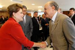 O governador Beto Richa afirmou que o Paraná deverá apresentar projetos para acessar a linha de crédito anunciada nesta sexta-feira (15), em Brasília, pela presidente Dilma Rousseff e o ministro da Fazenda, Guido Mantega. O Banco Nacional de Desenvolvimento Econômico e Social (BNDES) vai disponibilizar R$ 20 bilhões, em recursos do Tesouro Nacional, aos estados por meio do programa Pró-Investe. 
Na foto, o secretário de Estado da Fazenda, Luiz Carlos Hauly, cumprimenta a presidente Dilma Rousseff