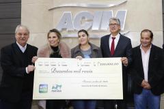 A governadora Cida Borghetti entregou os três maiores prêmios do 31º sorteio do Programa Nota Paraná em solenidade realizada nesta sexta-feira (15). A empresária e estudante de direito Karina Silveira Marsola, que ganhou R$ 200 mil, e o promotor de Justiça Nivaldo Bazoti, contemplado com R$ 120 mil, são de Maringá. Por isso, o evento de premiação foi na Associação Comercial e Empresarial de Maringá (Acim).