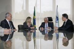 O Governo do Estado apresentou nesta terça-feira (6) ao Tribunal de Justiça do Paraná (TJ-PR) um cronograma que prevê a quitação de precatórios até 2024. O documento entregue pela governadora Cida Borghetti integra o Plano Anual de Pagamentos de Precatórios e estabelece como fontes de recursos o Tesouro Estadual, com 2% da receita corrente líquida (RCL), valores de depósitos judiciais.