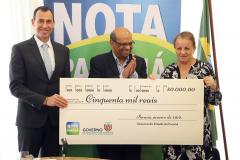 O secretário da Fazenda, Renê Garcia Júnior, entrega  os três principais prêmios do sorteio de janeiro do programa Nota Paraná. Os contemplados receberam R$ 50 mil, R$ 30 mil e R$ 20 mil.  -  Curitiba, 21/01/2018  -  Foto: José Fernando Ogura/ANPr