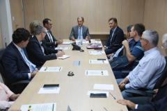 Auditores da Receita Estadual do Paraná participaram de uma reunião com auditores de Santa Catarina para discutir a administração tributária e o alinhamento de benefícios fiscais entre os Estados da região Sul