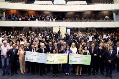 Ganhadores receberam os cheques durante sessão solene promovida pelos deputados paranaenses em reconhecimento ao programa de cidadania fiscal do Estado
