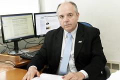 O Conselho de Contribuintes e Recursos Fiscais (CCRF) do Paraná passará a editar súmulas para orientar o julgamento de questões tributárias envolvendo contribuintes e Estado. As súmulas são textos baseados em decisões semelhantes tomadas anteriormente sobre determinado assunto, e que servem para uniformizar o entendimento sobre a questão, evitando conflitos de interpretação. Com a adoção das súmulas, o julgamento dos processos submetidos ao Conselho no Paraná passará a ser mais rápido.