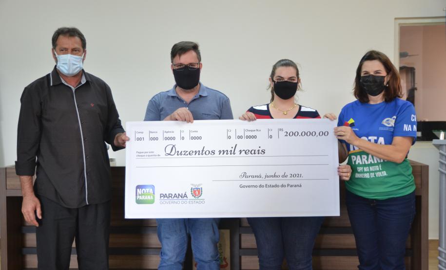 Ganhadores do sorteio de outubro recebem os prêmios do Nota Paraná