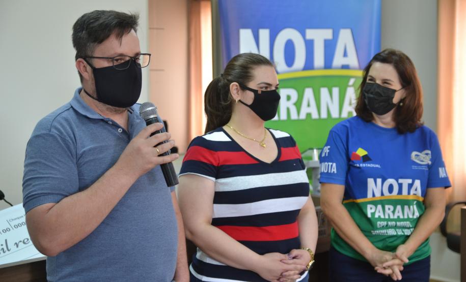 Ganhadores do sorteio de outubro recebem os prêmios do Nota Paraná