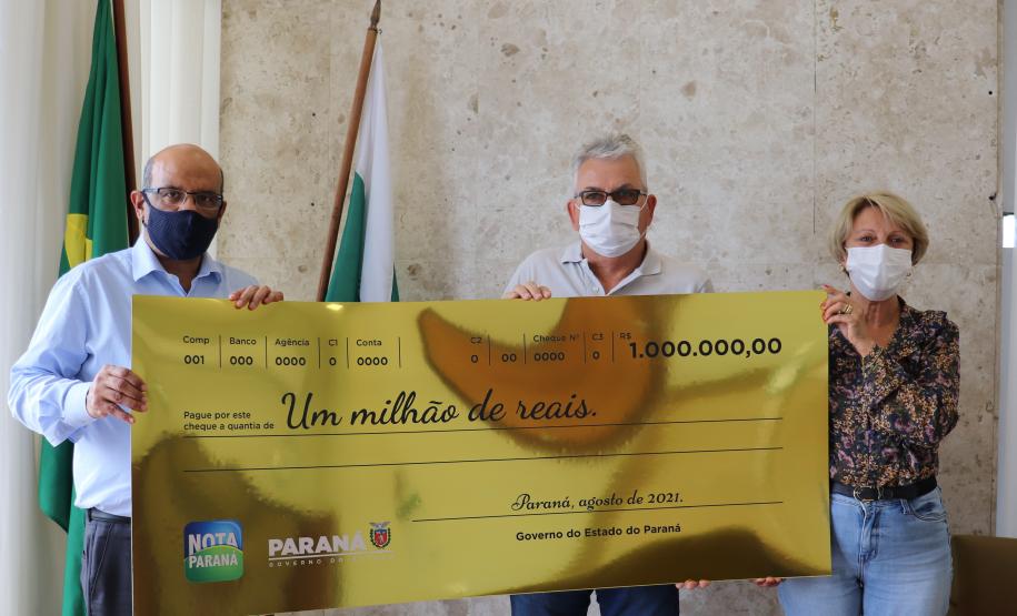 Ganhadores do sorteio de outubro recebem os prêmios do Nota Paraná