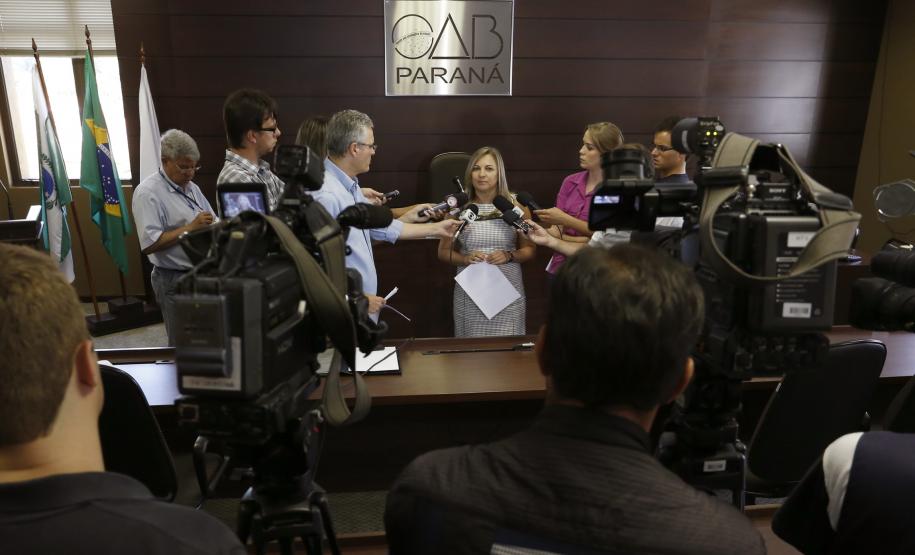 Governo devolve R$ 365 mil sacados de depósitos judiciais não-tributários A secretária da Fazenda Jozélia Nogueira informou nesta sexta-feira (24/01) que valores sacados equivocadamente de contas judiciais não-tributárias no final do ano já foram devolvidos. Foram depositados R$ 365 mil. O ressarcimento foi notificado ao presidente da Ordem dos Advogados do Brasil Seção do Paraná (OAB-PR), Juliano Breda, durante encontro realizado na sede da entidade.