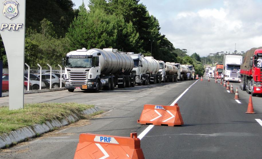 Operação da Receita Estadual apreende 600 mil litros de combustíveis A Operação Divisas, desencadeada no último dia 17 pela Receita Estadual nas rodovias do Paraná, especialmente nas divisas com outros estados, já resultou na apreensão de 600 mil litros de gasolina e 242 mil latas e garrafas de cerveja. As notas fiscais destas mercadorias continham irregularidade. Até o momento foram lavrados 142 autos de infração totalizando R$ 2,7 milhões, incluindo recuperação de impostos e a aplicação de multas.