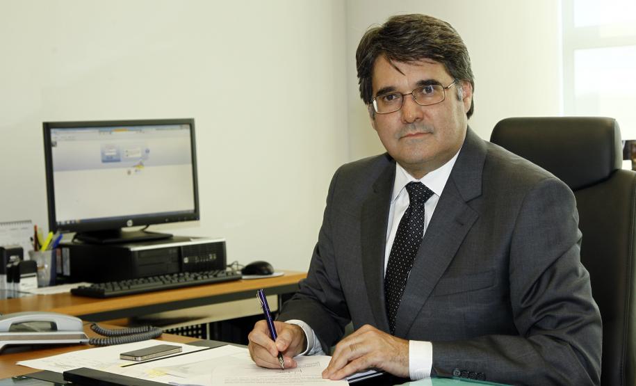 O Governo do Estado vai pagar os débitos pendentes com fornecedores, mediante o depósito em contas bancárias das empresas, até o final desta semana. A medida atingirá aproximadamente 6,8 mil pequenas e microempresas. Este número representa 85% do total de fornecedores com débitos pendentes com o Estado