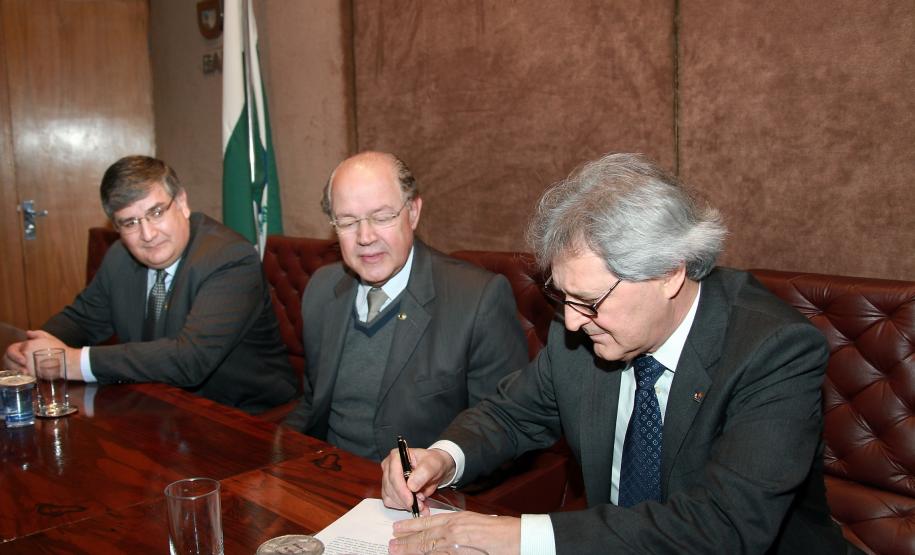 O auditor fiscal Clovis Rogge assumiu a Diretoria Geral da Secretaria de Estado da Fazenda, em solenidade  realizada na Anfiteatro da SEFA, no início da tarde desta quarta-feira (1º). Após agradecer ao secretário da Fazenda, Luiz Carlos Hauly, a manifestação de confiança ao indicá-lo para o cargo, ele falou da responsabilidade que estava assumindo e disse que “temos a obrigação de fazer o melhor, pois é o que a sociedade espera dos gestores públicos”.