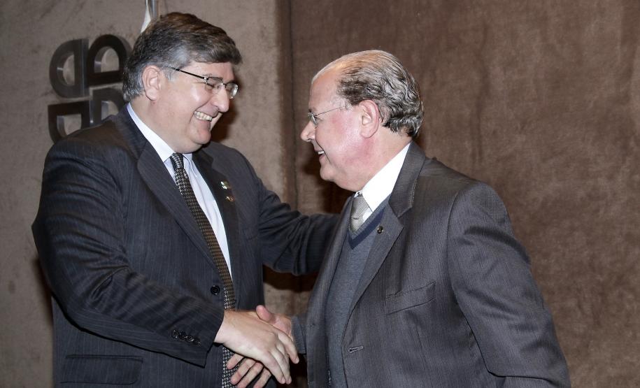 O auditor fiscal Clovis Rogge assumiu a Diretoria Geral da Secretaria de Estado da Fazenda, em solenidade  realizada na Anfiteatro da SEFA, no início da tarde desta quarta-feira (1º). Após agradecer ao secretário da Fazenda, Luiz Carlos Hauly, a manifestação de confiança ao indicá-lo para o cargo, ele falou da responsabilidade que estava assumindo e disse que “temos a obrigação de fazer o melhor, pois é o que a sociedade espera dos gestores públicos”.