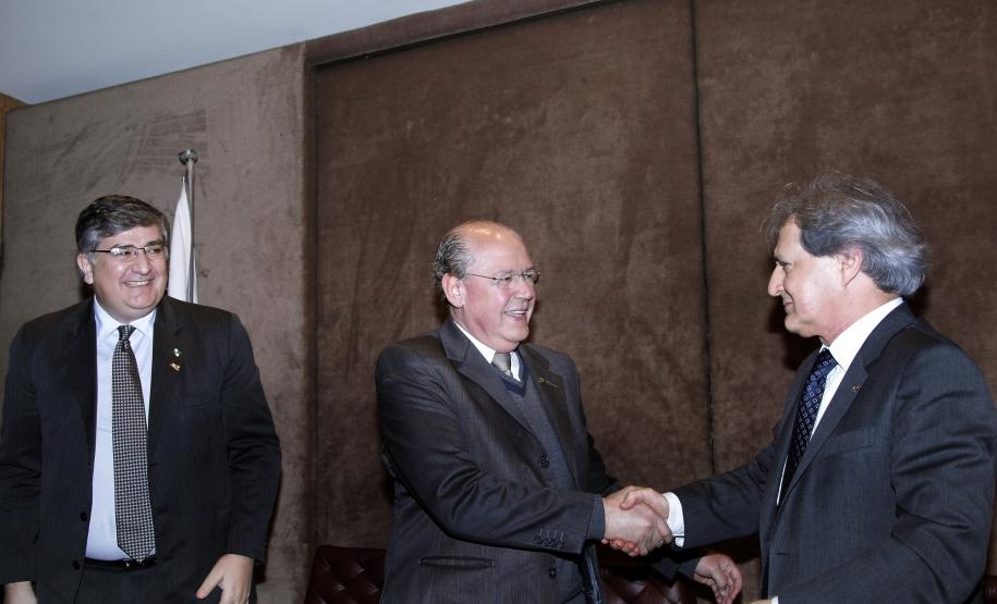 O auditor fiscal Clovis Rogge assumiu a Diretoria Geral da Secretaria de Estado da Fazenda, em solenidade  realizada na Anfiteatro da SEFA, no início da tarde desta quarta-feira (1º). Após agradecer ao secretário da Fazenda, Luiz Carlos Hauly, a manifestação de confiança ao indicá-lo para o cargo, ele falou da responsabilidade que estava assumindo e disse que “temos a obrigação de fazer o melhor, pois é o que a sociedade espera dos gestores públicos”.