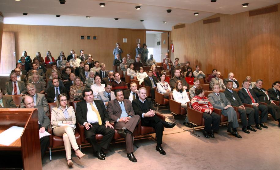 O auditor fiscal Clovis Rogge assumiu a Diretoria Geral da Secretaria de Estado da Fazenda, em solenidade  realizada na Anfiteatro da SEFA, no início da tarde desta quarta-feira (1º). Após agradecer ao secretário da Fazenda, Luiz Carlos Hauly, a manifestação de confiança ao indicá-lo para o cargo, ele falou da responsabilidade que estava assumindo e disse que “temos a obrigação de fazer o melhor, pois é o que a sociedade espera dos gestores públicos”.