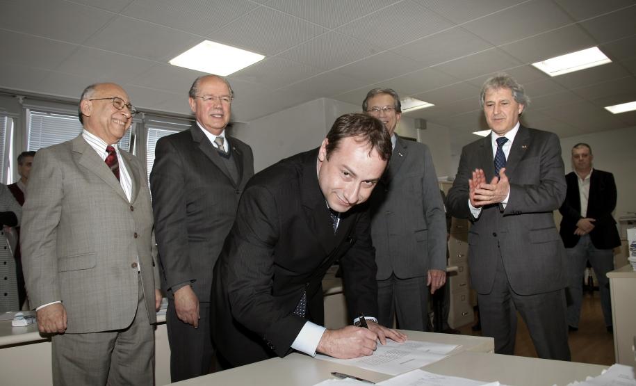 O auditor fiscal Clovis Rogge assumiu a Diretoria Geral da Secretaria de Estado da Fazenda, em solenidade  realizada na Anfiteatro da SEFA, no início da tarde desta quarta-feira (1º). Após agradecer ao secretário da Fazenda, Luiz Carlos Hauly, a manifestação de confiança ao indicá-lo para o cargo, ele falou da responsabilidade que estava assumindo e disse que “temos a obrigação de fazer o melhor, pois é o que a sociedade espera dos gestores públicos”.