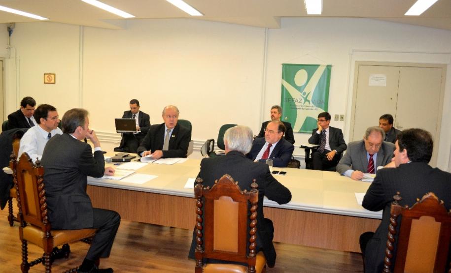 Os secretários estaduais de Fazenda do Sul e Sudeste reuniram-se nesta quarta-feira (22), no auditório da Secretaria da Fazenda do Rio Grande do Sul (Sefaz), em Porto Alegre, e chegaram a um acordo na elaboração da proposta de convênio que será levada ao Conselho Nacional de Política Fazendária (Confaz), e que estabelece condições e regras de tributação, para solucionar a guerra fiscal.