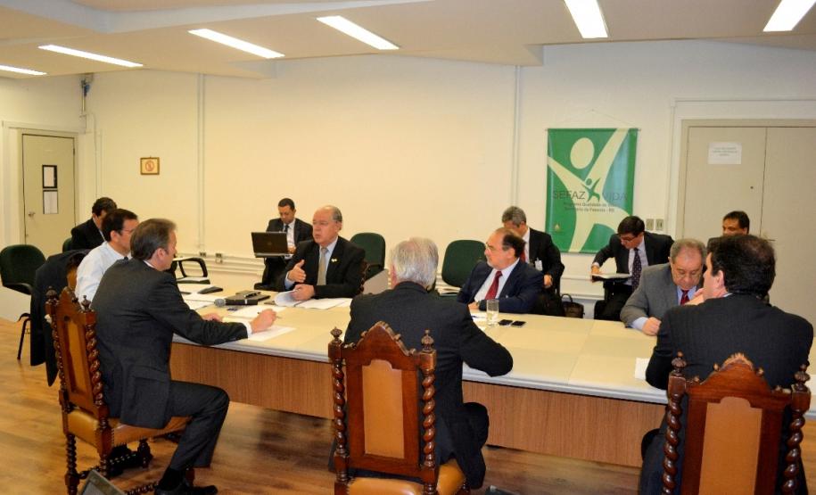 Os secretários estaduais de Fazenda do Sul e Sudeste reuniram-se nesta quarta-feira (22), no auditório da Secretaria da Fazenda do Rio Grande do Sul (Sefaz), em Porto Alegre, e chegaram a um acordo na elaboração da proposta de convênio que será levada ao Conselho Nacional de Política Fazendária (Confaz), e que estabelece condições e regras de tributação, para solucionar a guerra fiscal.