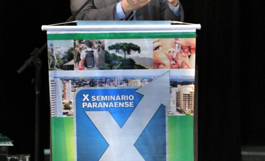 O secretário de Estado da Fazenda, Luiz Carlos Hauly, abriu na manhã desta terça-feira (28) no anfiteatro da Unipar,  em Umuarama, no Noroeste do Paraná, o  X Seminário Paranaense de Educação Fiscal, que objetiva sensibilizar os participantes sobre a importância socioeconômica do tributo e da aplicação correta dos recursos públicos. Neste ano, 700 professores do ensino fundamental, médio e superior participam do curso.