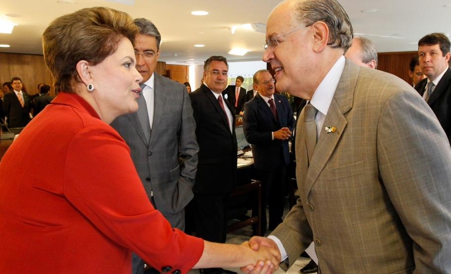 O governador Beto Richa afirmou que o Paraná deverá apresentar projetos para acessar a linha de crédito anunciada nesta sexta-feira (15), em Brasília, pela presidente Dilma Rousseff e o ministro da Fazenda, Guido Mantega. O Banco Nacional de Desenvolvimento Econômico e Social (BNDES) vai disponibilizar R$ 20 bilhões, em recursos do Tesouro Nacional, aos estados por meio do programa Pró-Investe. 
Na foto, o secretário de Estado da Fazenda, Luiz Carlos Hauly, cumprimenta a presidente Dilma Rousseff