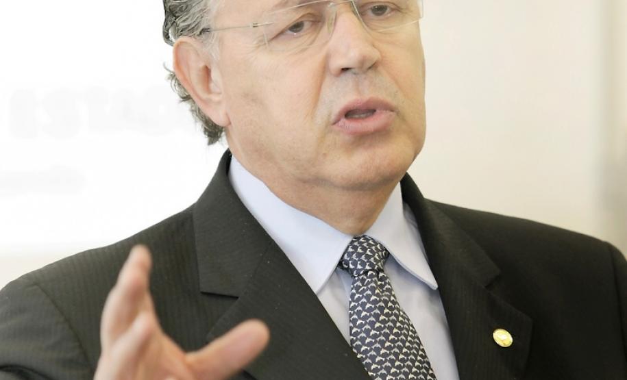 Nos oitos primeiros meses deste ano, o governo do Paraná depositou nas contas dos municípios R$ 3,68 bilhões referentes aos repasses de ICMS e IPVA. Já descontada a inflação do período, o repasse representou aumento de 9,32% na comparação com os R$ 3,20 bilhões destinados às prefeituras em igual período de 2011. Em agosto, as transferências desses dois tributos totalizaram R$ 423,7 milhões, superando em 9,54% os R$ 369,1 milhões do mesmo mês do ano passado.