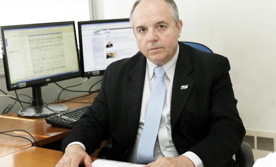 O Conselho de Contribuintes e Recursos Fiscais (CCRF) do Paraná passará a editar súmulas para orientar o julgamento de questões tributárias envolvendo contribuintes e Estado. As súmulas são textos baseados em decisões semelhantes tomadas anteriormente sobre determinado assunto, e que servem para uniformizar o entendimento sobre a questão, evitando conflitos de interpretação. Com a adoção das súmulas, o julgamento dos processos submetidos ao Conselho no Paraná passará a ser mais rápido.