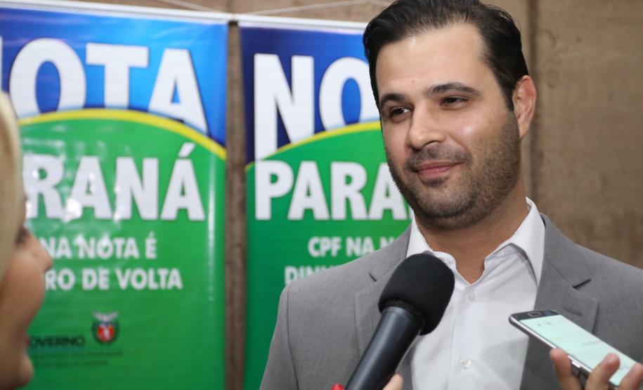 Governo do Estado entrega os três prêmios aos ganhadores do sorteio especial do Nota Paraná na Secretaria da Fazenda. Por ser o mês dos Namorados, o valor dos prêmios foi multiplicado por quatro e três contemplados recebem R$ 200 mil, R$ 120 mil e R$ 80 mil.  -  Curitiba, 19/06/2019  -  Foto: José Fernando Ogura/ANPr