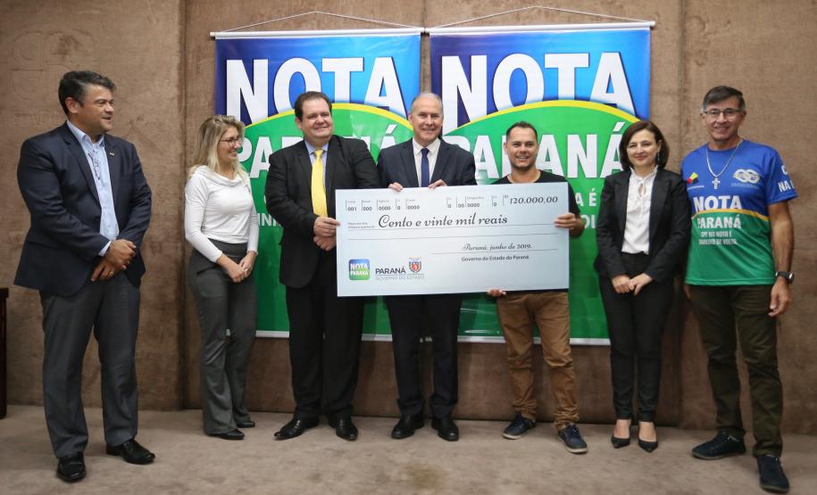 Governo do Estado entrega os três prêmios aos ganhadores do sorteio especial do Nota Paraná na Secretaria da Fazenda. Por ser o mês dos Namorados, o valor dos prêmios foi multiplicado por quatro e três contemplados recebem R$ 200 mil, R$ 120 mil e R$ 80 mil.  -  Curitiba, 19/06/2019  -  Foto: José Fernando Ogura/ANPr