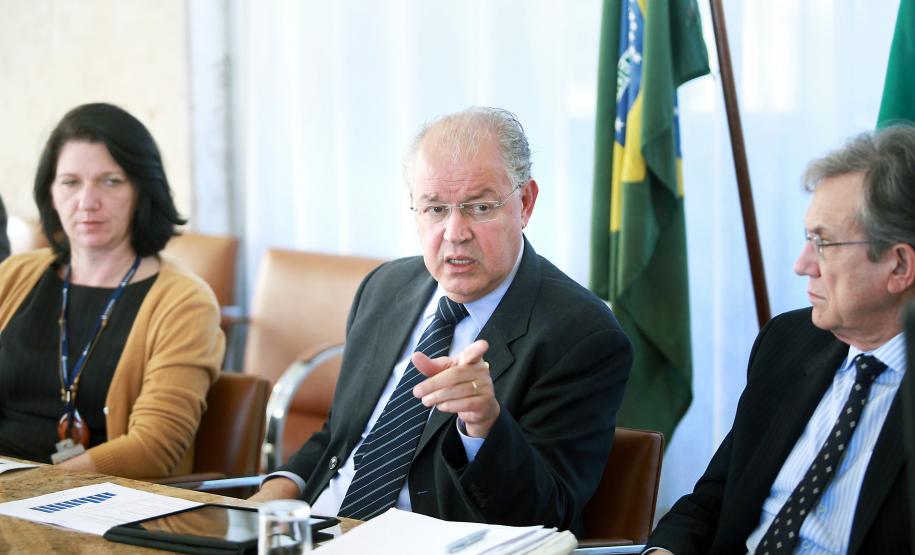 O secretário de Estado da Fazenda, Luiz Carlos Hauly, enfatizou ontem que “este é o último refinanciamento de dívidas tributárias, por meio de um grande programa de estímulos, e que deve ser aproveitado pelo contribuinte que deixou de recolher o tributo ou taxas ao Estado”.