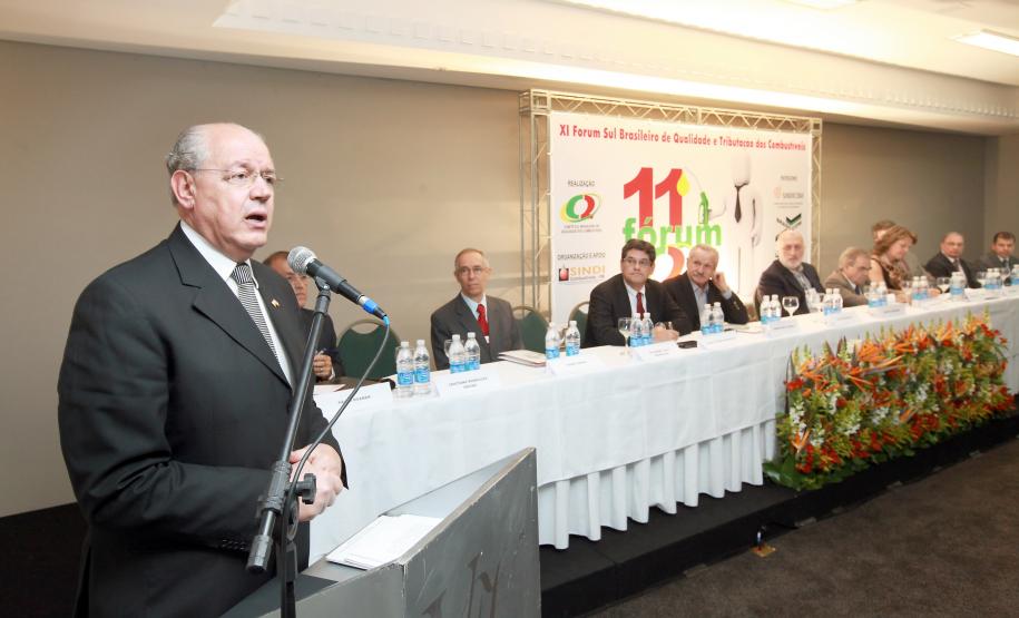 Ao participar no início da tarde desta quinta-feira (5) do XI Fórum de Qualidade e Tributação dos Combustíveis, realizado em Curitiba por iniciativa do Comitê Sul de Qualidade dos Combustíveis, o secretário de Estado da Fazenda, Luiz Carlos Hauly, disse que há empresários que se valem de manobras perversas para não pagar tributos, os chamados sonegadores contumazes, que destroem a concorrência no setor.