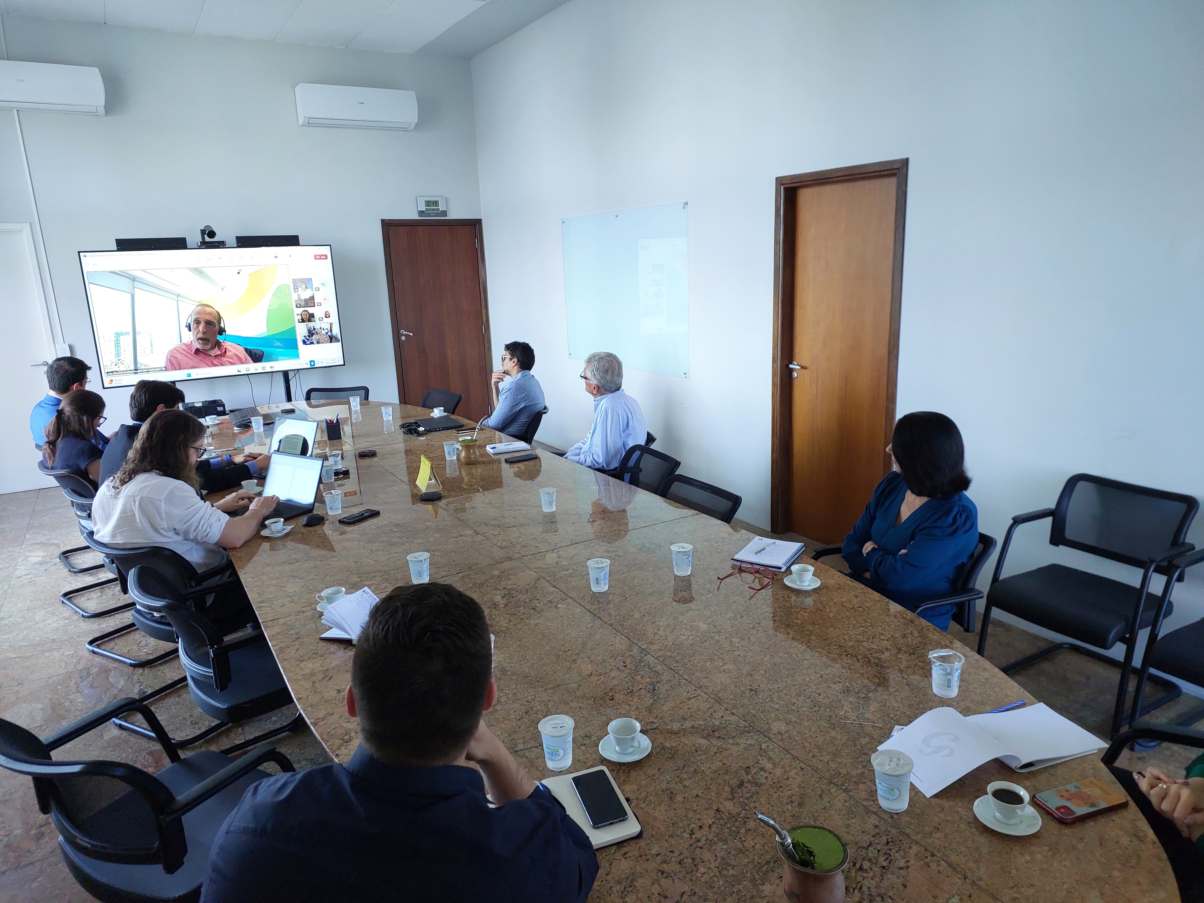 Servidores debatem perspectivas econômicas com economista-chefe do BB Asset