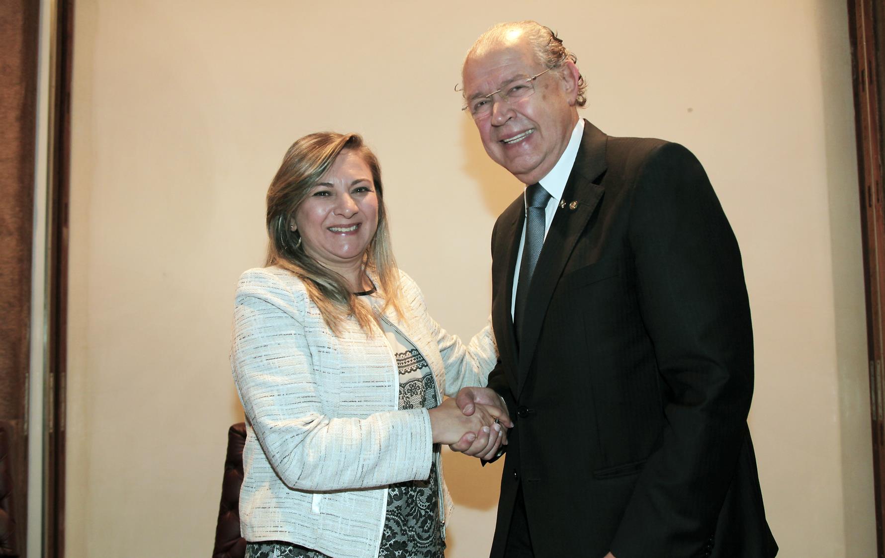 A secretária Jozélia Nogueira iniciou os trabalhos já na manhã dessa terça-feira (8). Antes, porém, acompanhada do diretor geral da pasta, Vitor Puppi, participou de solenidade de transmissão de cargo no Auditório da Secretaria da Fazenda. Ela substitui o deputado federal Luiz Carlos Hauly, que retorna à Câmara Federal.